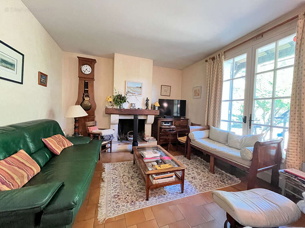 Exclusivité - Maison familiale avec piscine à pied des commerces - photo 6