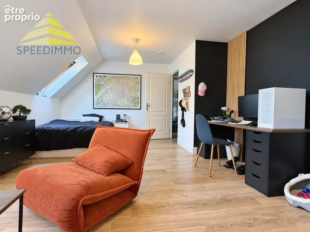 Mandres-les-Roses – Maison familiale avec piscine sur un terrain de 1 309 m² - photo 9