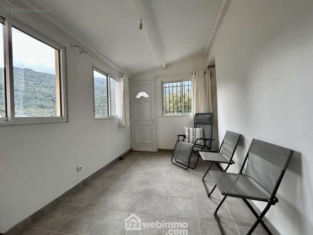 Pièce de 10 m2 à l'entrée du duplex - Appartement à PIETRACORBARA