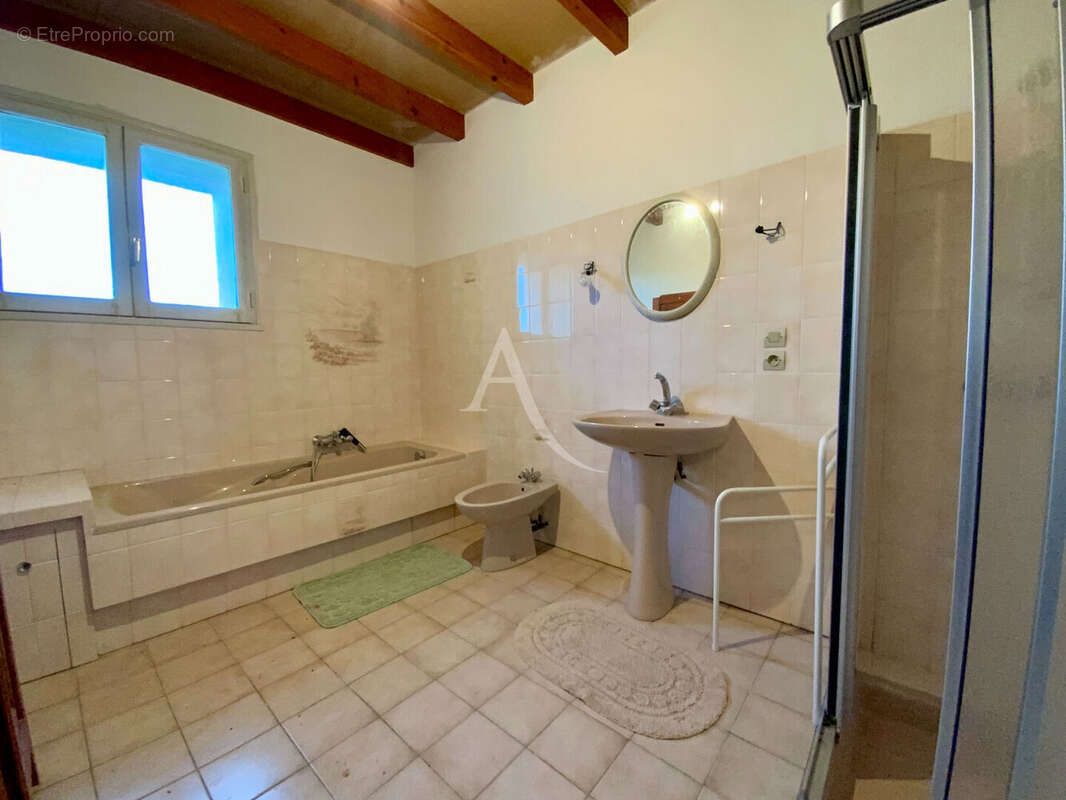 Maison à SAINT-GENIS-DE-SAINTONGE