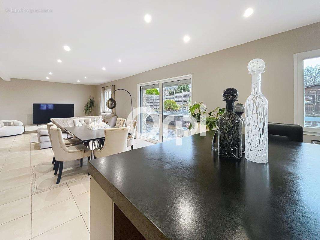 Maison à SAINT-PANTALEON-DE-LARCHE