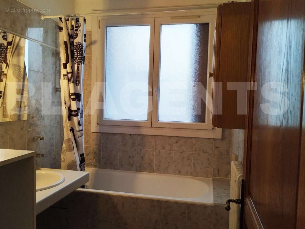 SDB - Appartement à LIVRY-GARGAN