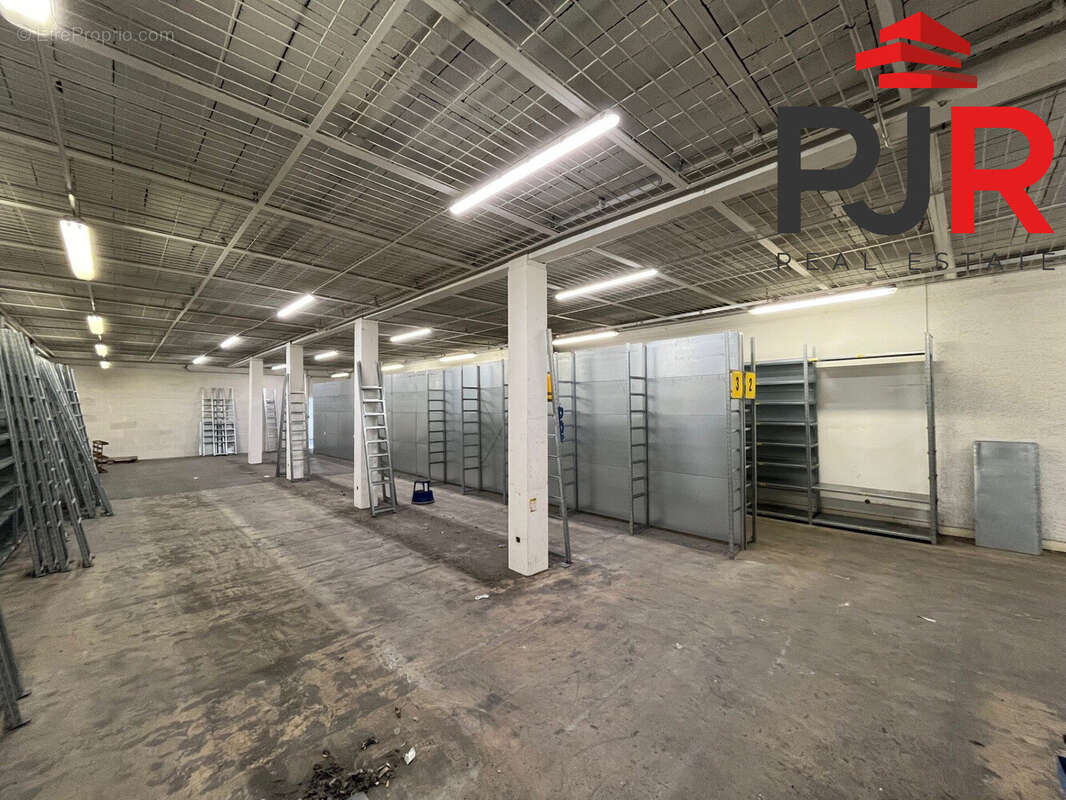 Commerce à LESMENILS