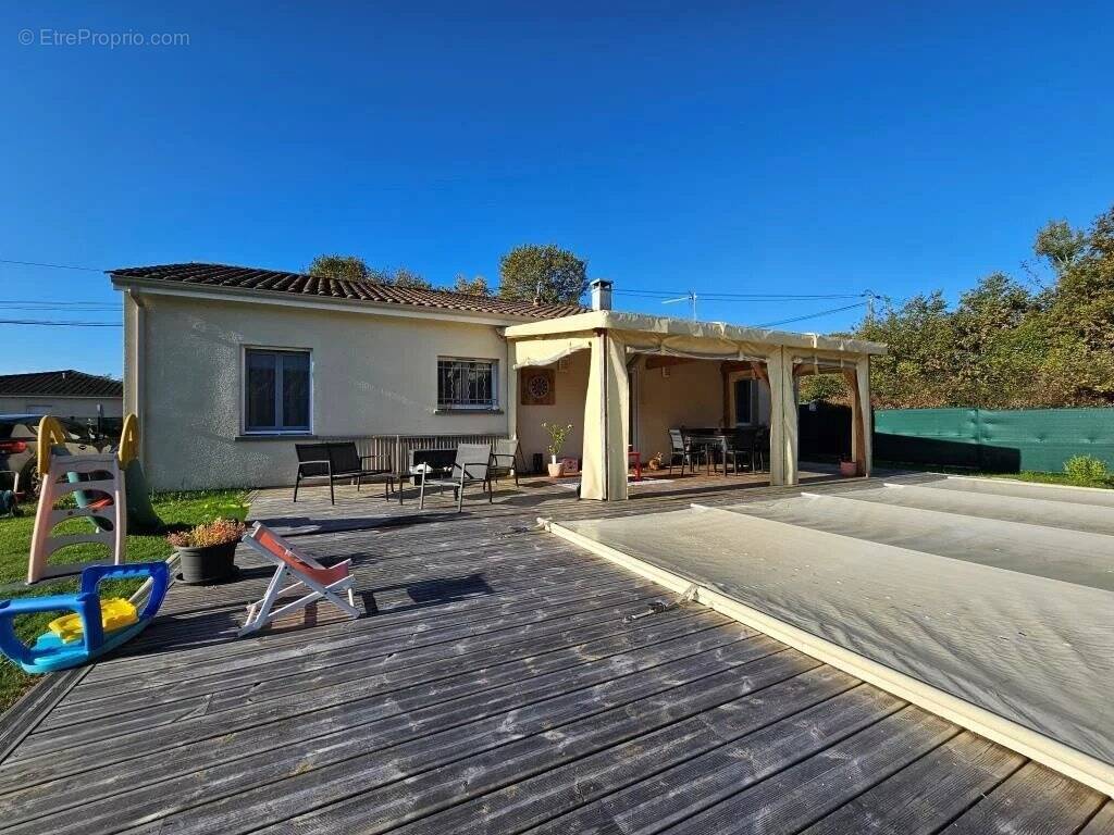 Maison à SAINT-YZAN-DE-SOUDIAC