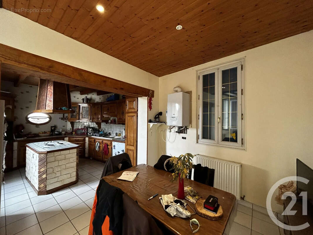 Maison à LA ROCHE-CHALAIS