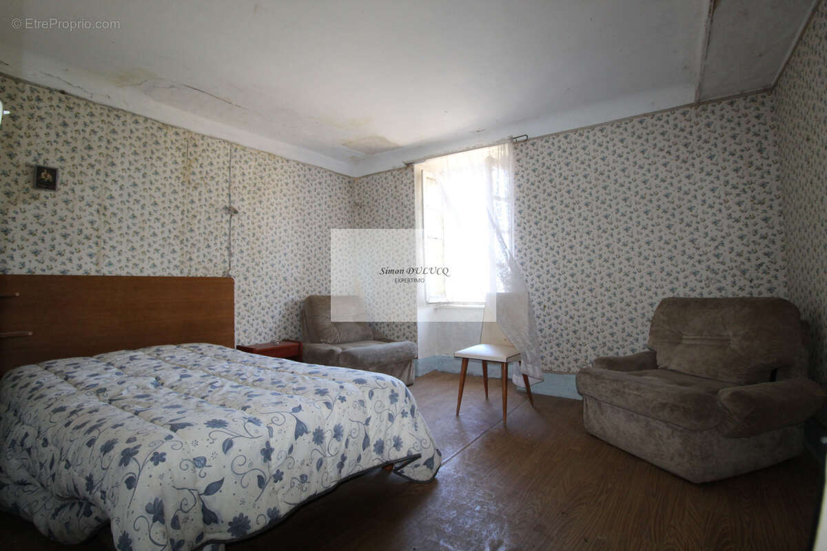Grande propriété de 235 m2 à rénover   Terrain de plus de 1 500 m2, avec dépendances - photo 11