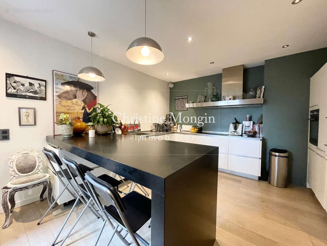 Appartement à NEUILLY-SUR-SEINE