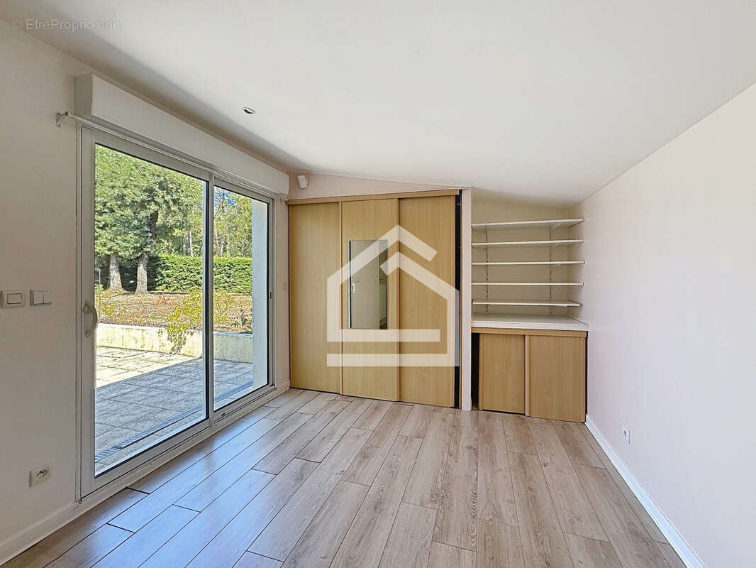 LE HAILLAN - Maison de plain pied 146 m2 - Jardin - Garage - photo 8