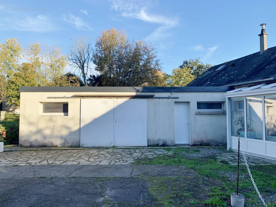 Le garage. - Maison à RAUVILLE-LA-PLACE