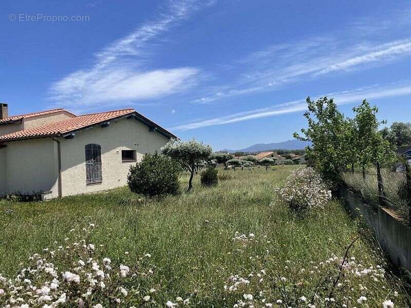 Terrain à SAINT-ESTEVE