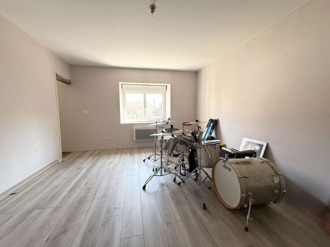 Maison à MONTROND-LE-CHATEAU