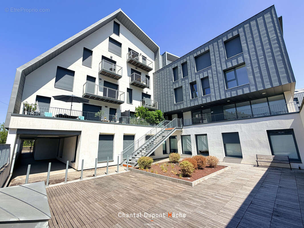 CHARTRES CENTRE VILLE - Appartement coup de cœur avec terrasse, parking sécurisé en sus. - photo 4