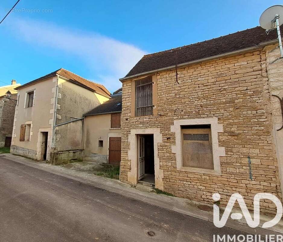 Photo 2 - Parking à COURGIS