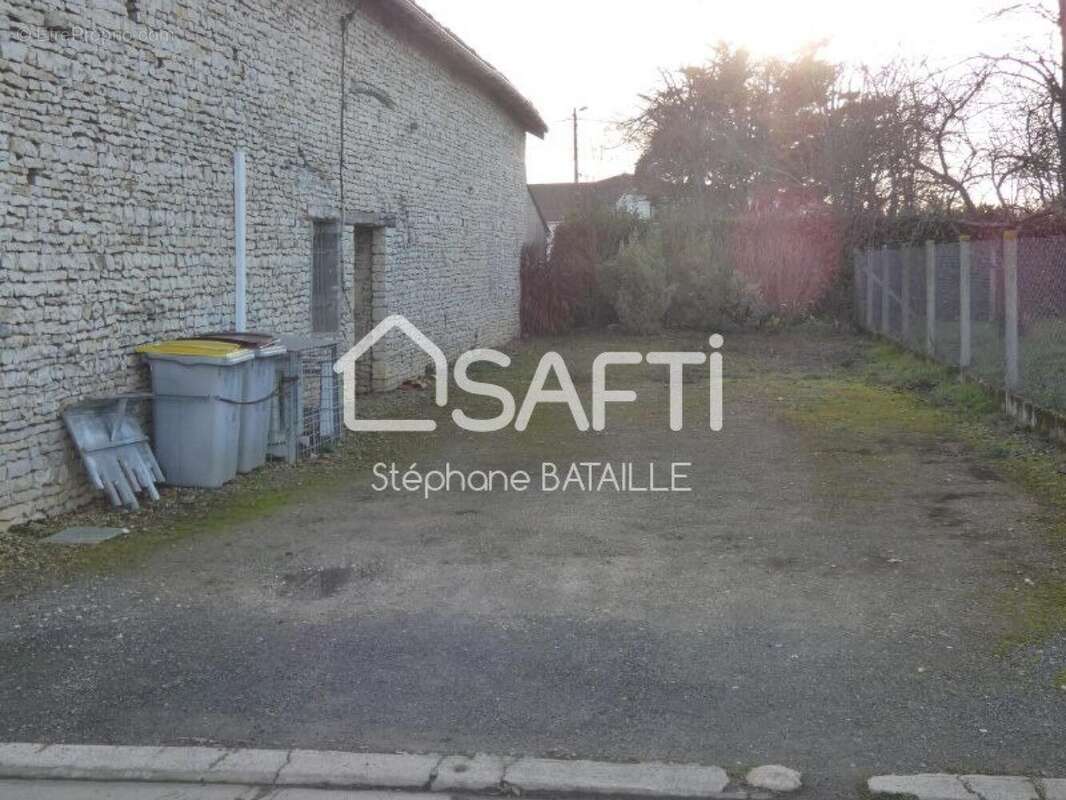 Commerce 49 m² à Saint-Jean-De-Sauves  - photo 2