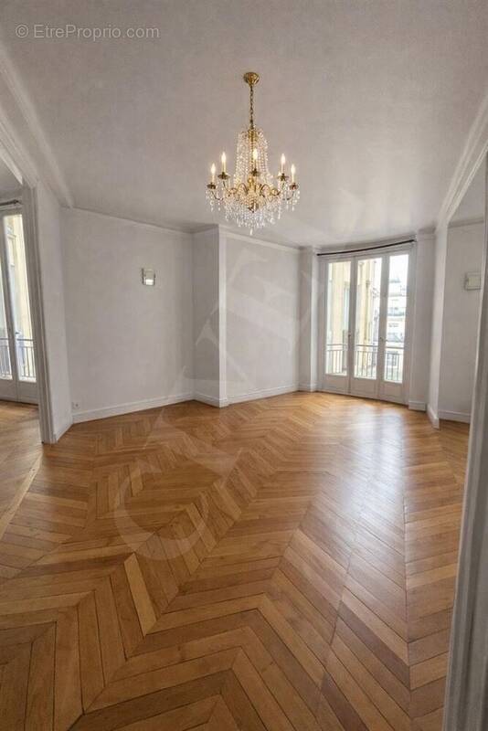 Appartement à PARIS-16E