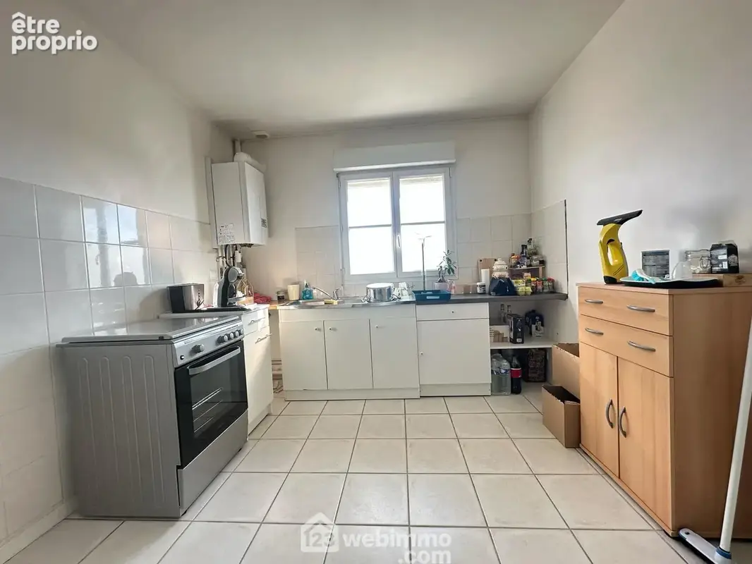 A ses cotés, la cuisine de 12 m² à aménager selon vos envies