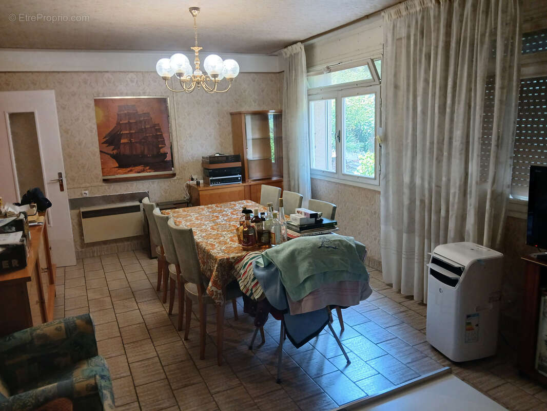 Villa sur 3 faces , 3 niveaux, 5 chambres , 2 bains, jardin , garage et parking. - photo 12
