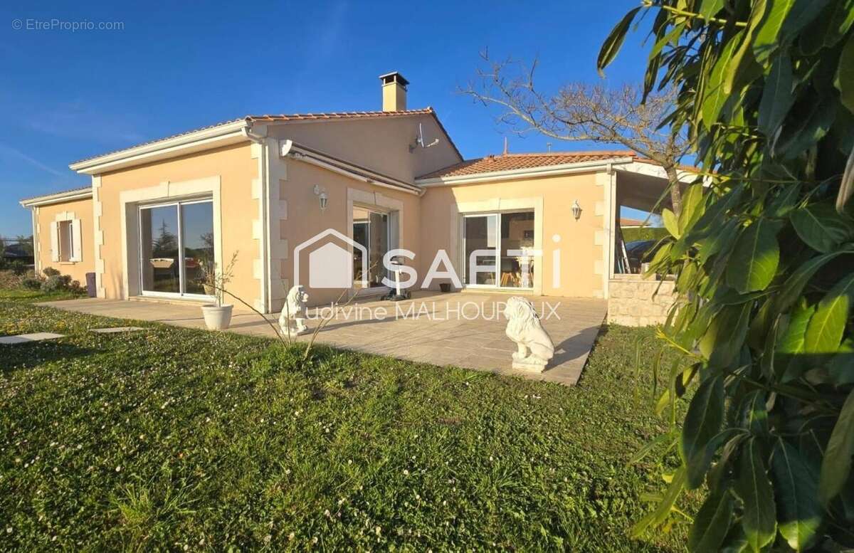 Maison 140 m² à Villebois-Lavalette  - photo 4
