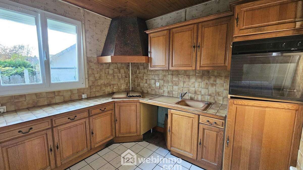 Une cuisine meublée de 7 m² lumineuse. - Maison à MILLY-LA-FORET