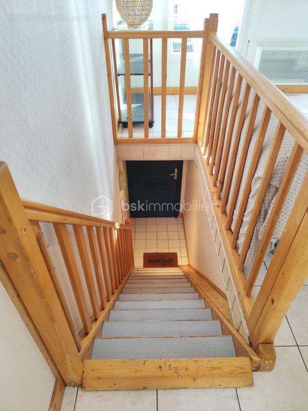Ensemble immobilier de 108 m2 divisée en 2 logements de 54m2 chacun) avec grand garage 78m2 , un balcon et une cours extérieure - photo 6
