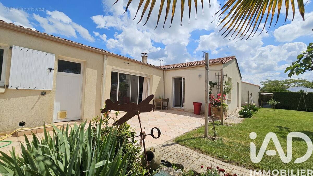 Photo 1 - Maison à LA CHAIZE-LE-VICOMTE