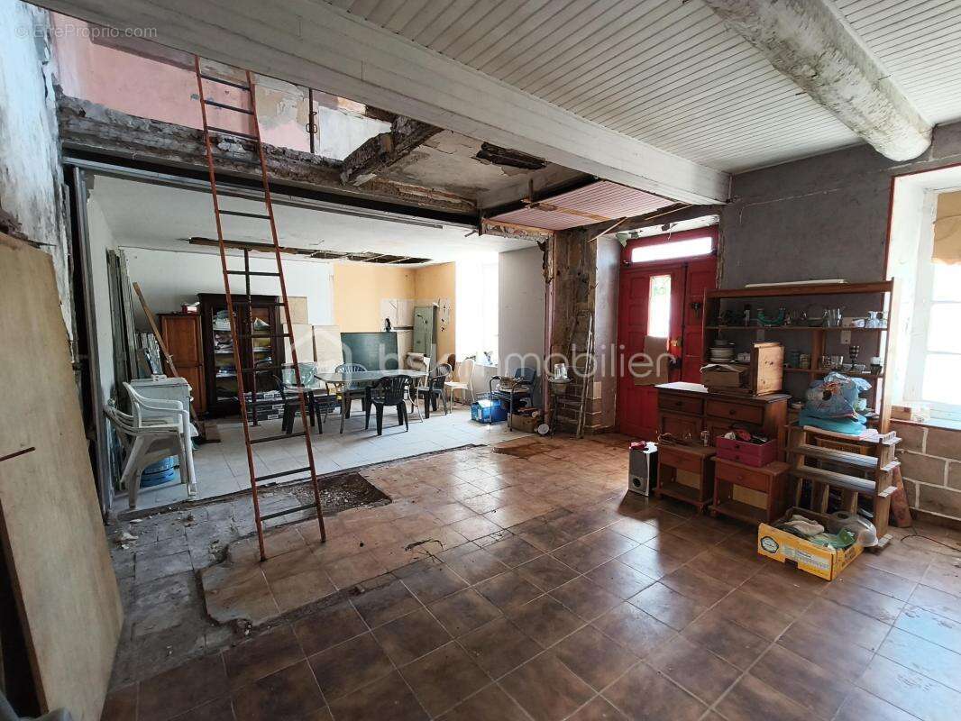 Maison a renover avec grand garage et exterieur - photo 18