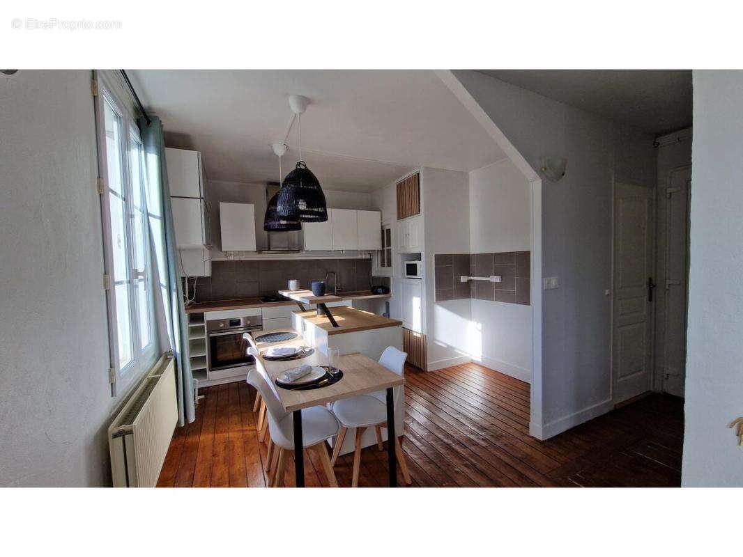 Appartement à FLEURINES