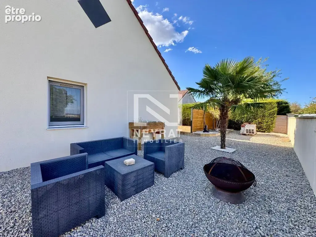 Une maison de plain-pied rénovée, avec extérieur et garage, dans un secteur recherché : une opportunité rare sur Sennecey-le-Gra - photo 2