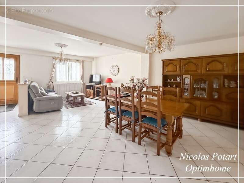 Maison de ville avec chambre au rez-de-chaussée, cour et garage - photo 3