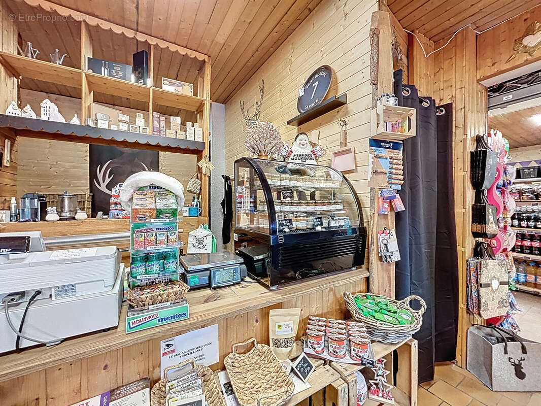 Commerce à ENCHASTRAYES