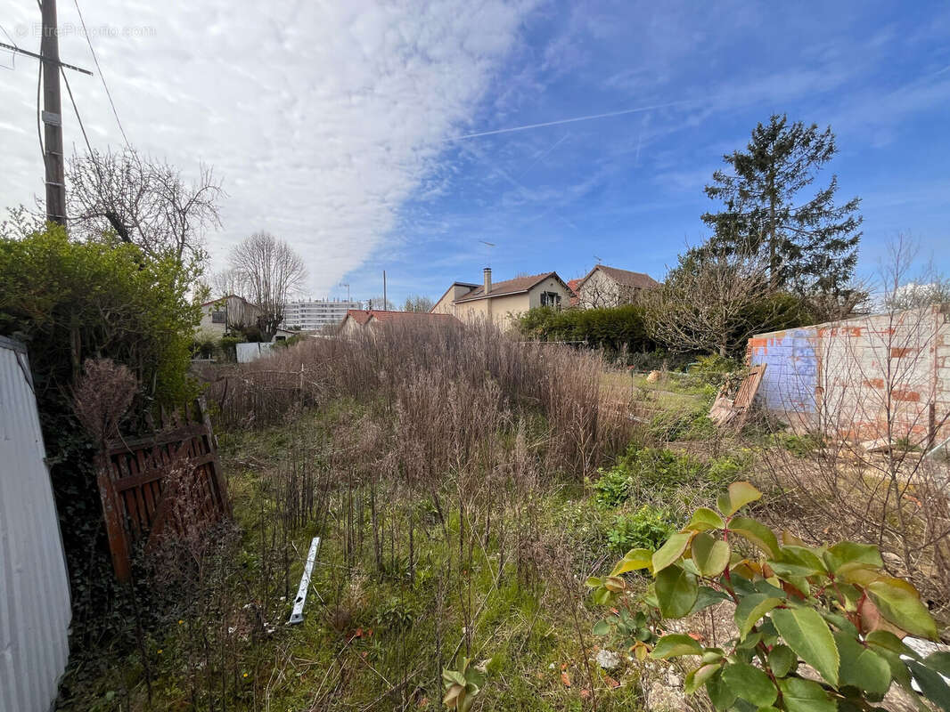 Terrain à LES CLAYES-SOUS-BOIS