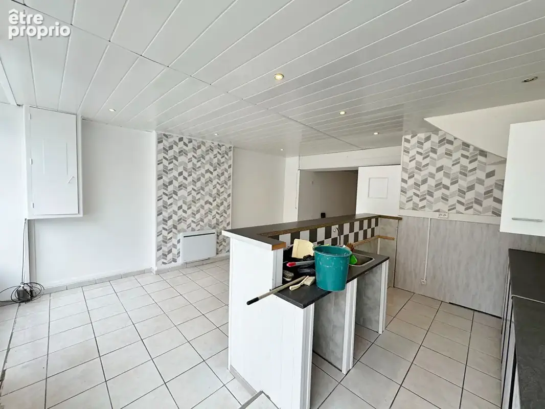 Maison de ville, en bon état, à potentiel locatif, Ag. du Donjon. - photo 3