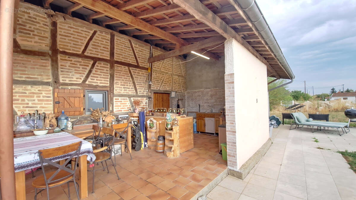 Authentique ferme bressane à colombages rénovée avec 2 logements et 1 hectare de terrain - photo 15