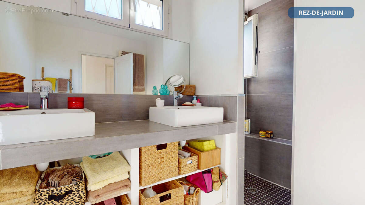 Villeneuve-Loubet, à deux pas du littoral, maison individuelle divisée en 2 beaux appartements - photo 14