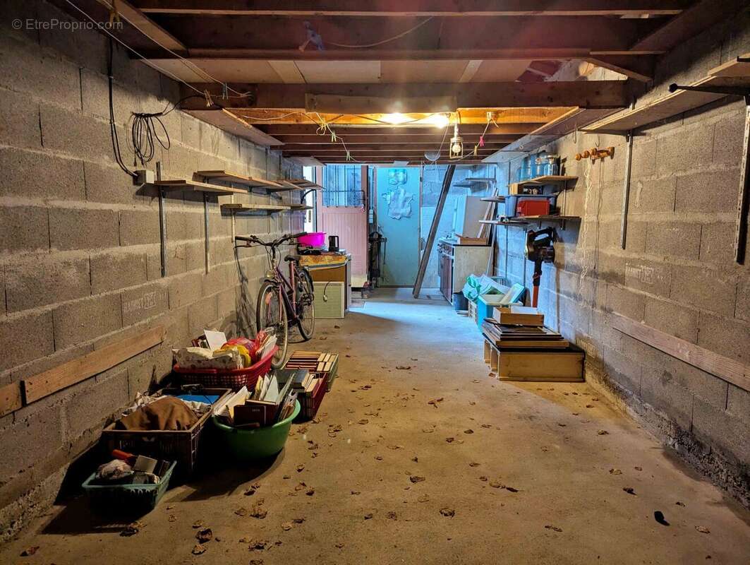 garage avec atelier et cavon à côté de Coulanges sur Yonne - Maison à CRAIN