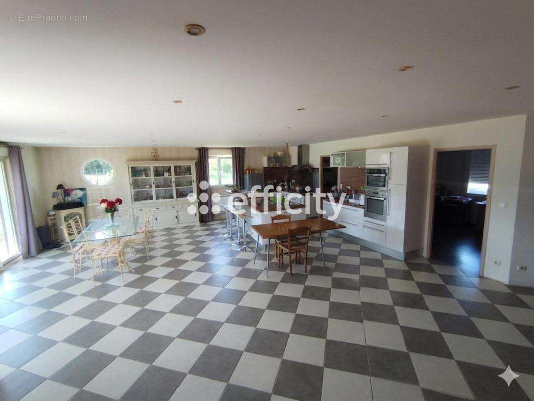 Maison 160 m² à Saint-Georges-Des-Coteaux  - photo 4