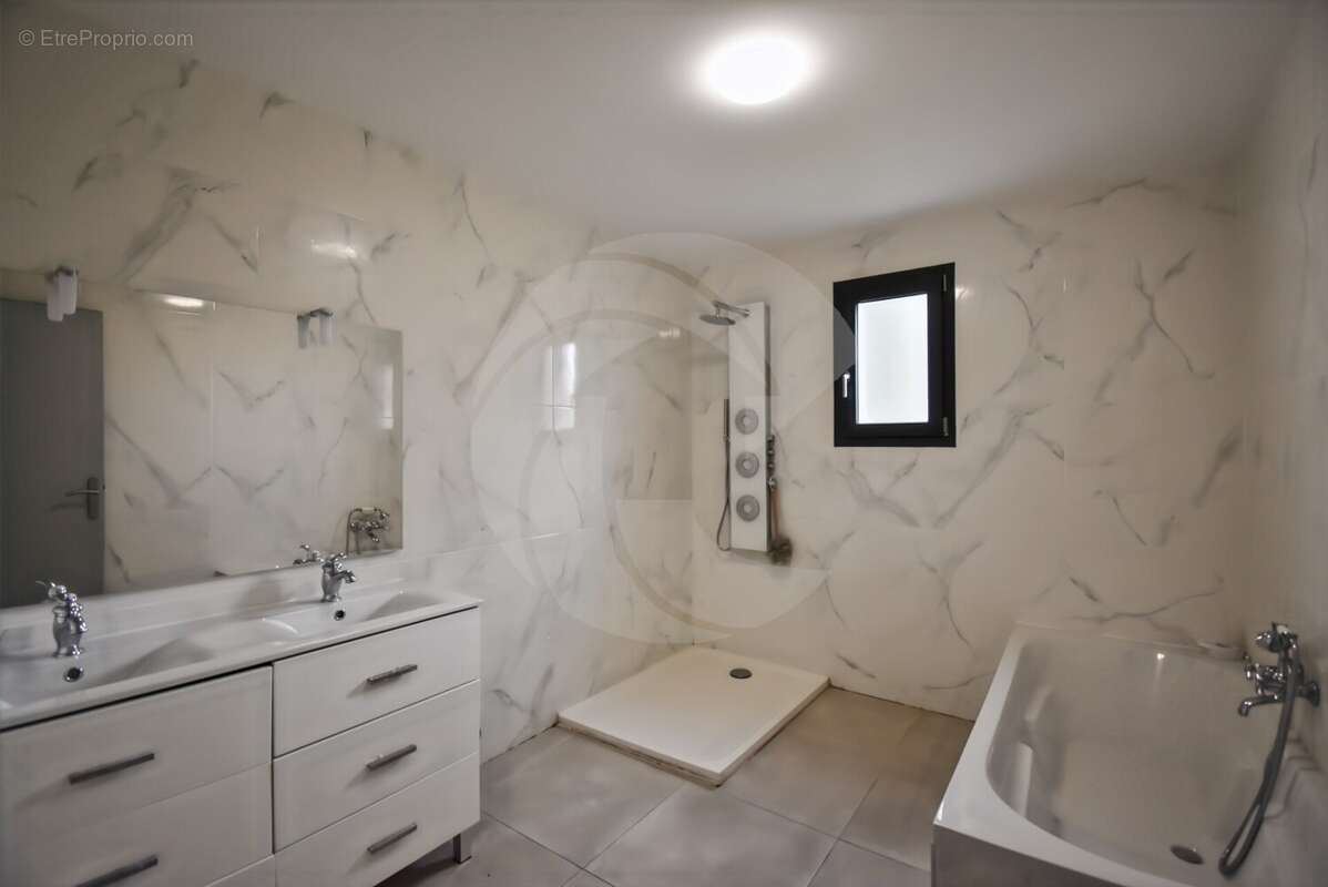 Maison à NEGREPELISSE