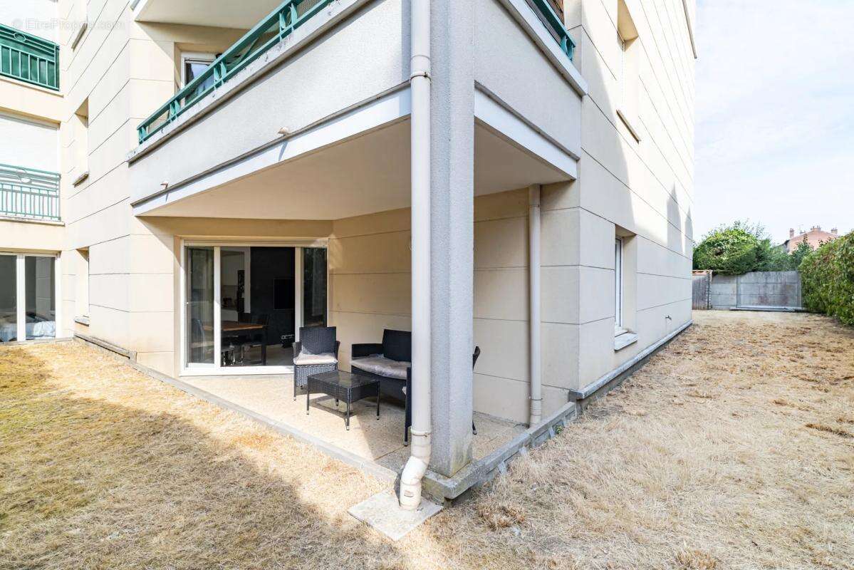 Bel appartement 4 pièces avec jardin, cave et parking - photo 4