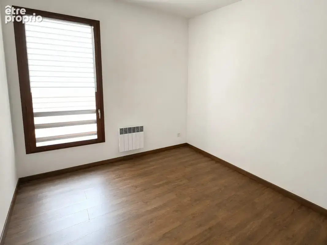 Appartement 70 m² à Saint-Etienne-De-Saint-Geoirs  - photo 2