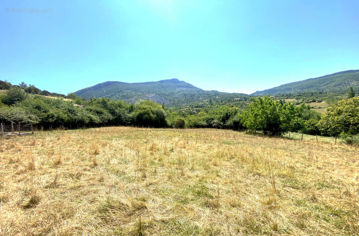 Terrain à LA ROCHE-SUR-LE-BUIS