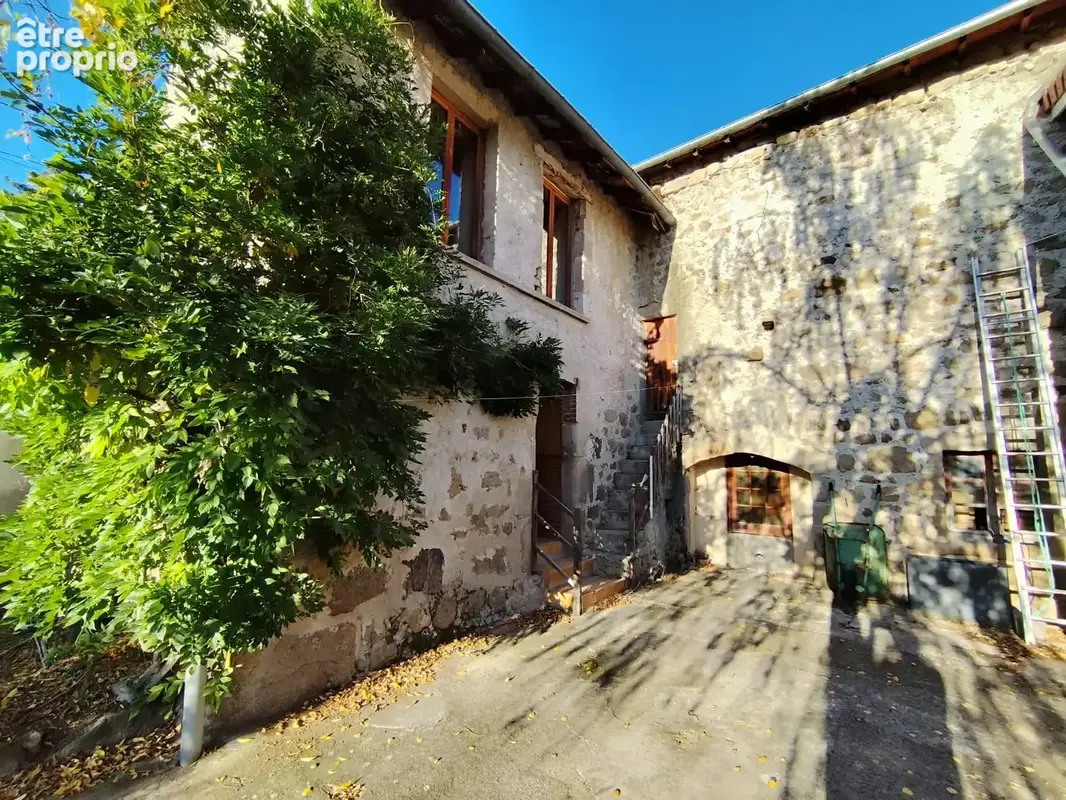 Bâtisse en pierre à rénover avec grange et terrain. - photo 1