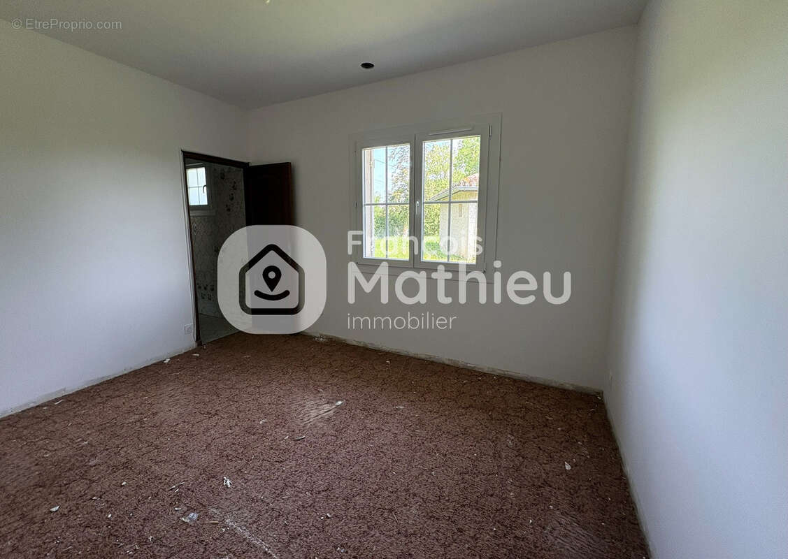 Chatillon-sur-Chalaronne - Maison individuelle d'environ 184 m2 habitables avec garage sur une terrain d'envir - photo 12