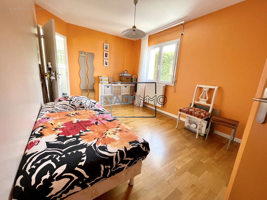 Maison à CHAZELLES-SUR-LYON