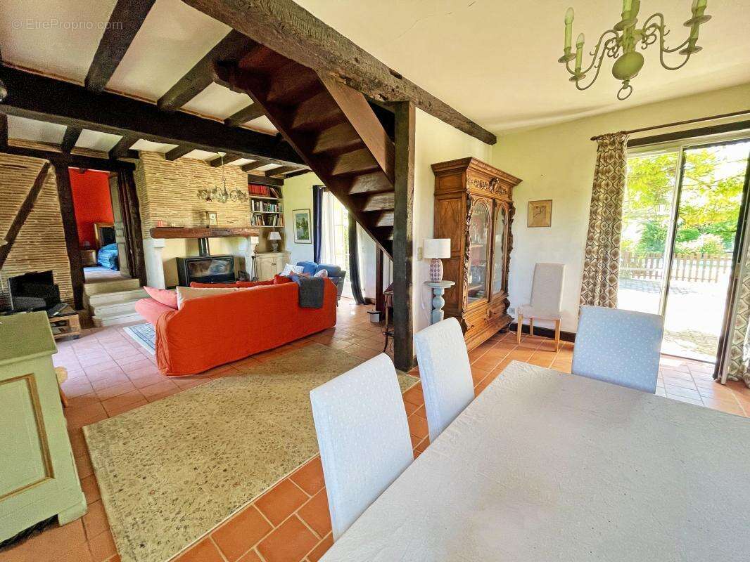 Maison à COURS-DE-PILE