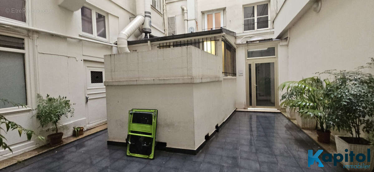 Autre à PARIS-1E