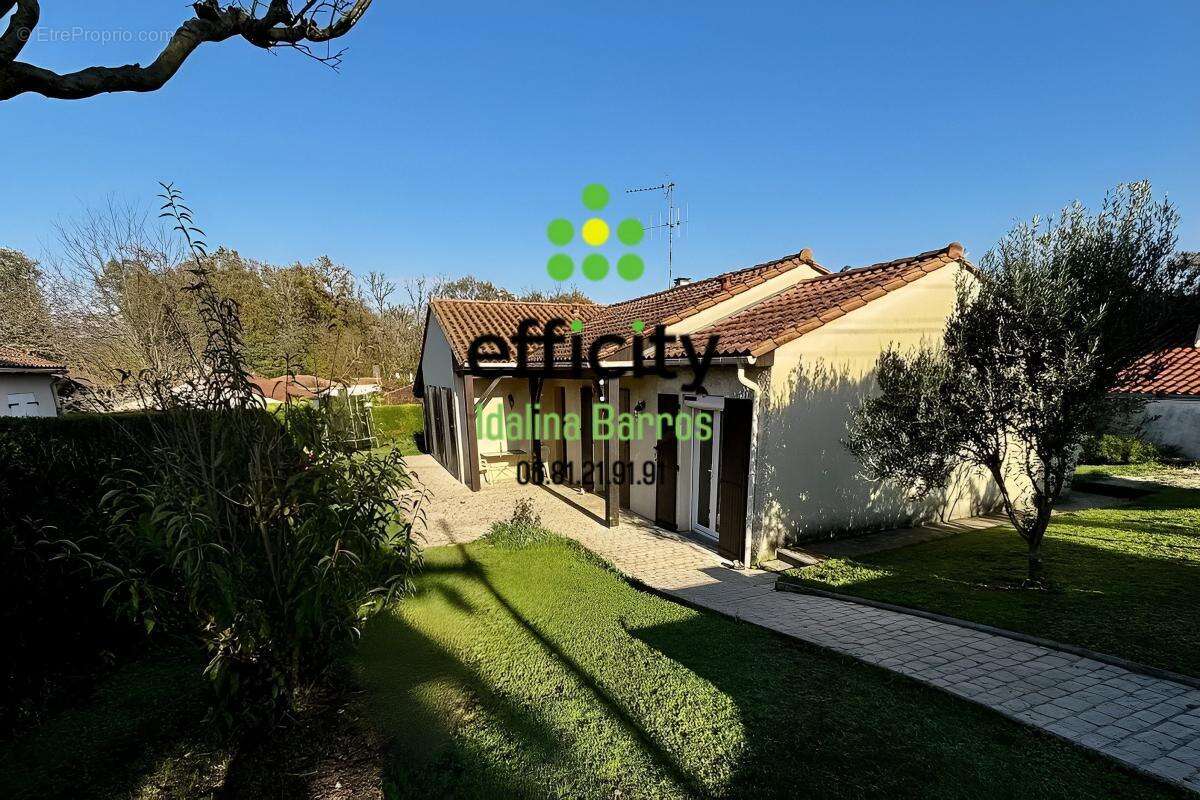 Maison à ROULLET-SAINT-ESTEPHE