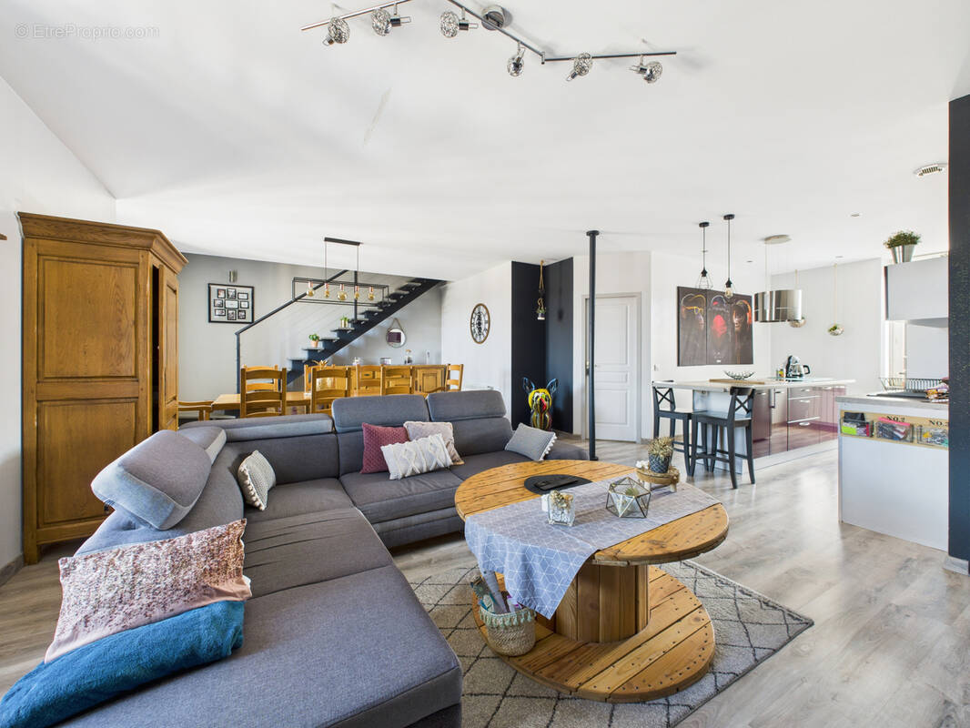 Appartement à LE CHAMBON-FEUGEROLLES