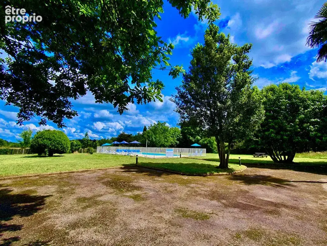 Sally HICKEY vous présente un ensemble de 4 maisons en excellent état et piscine chauffée au bourg. 12 chambres, 8 salles de bai - photo 2