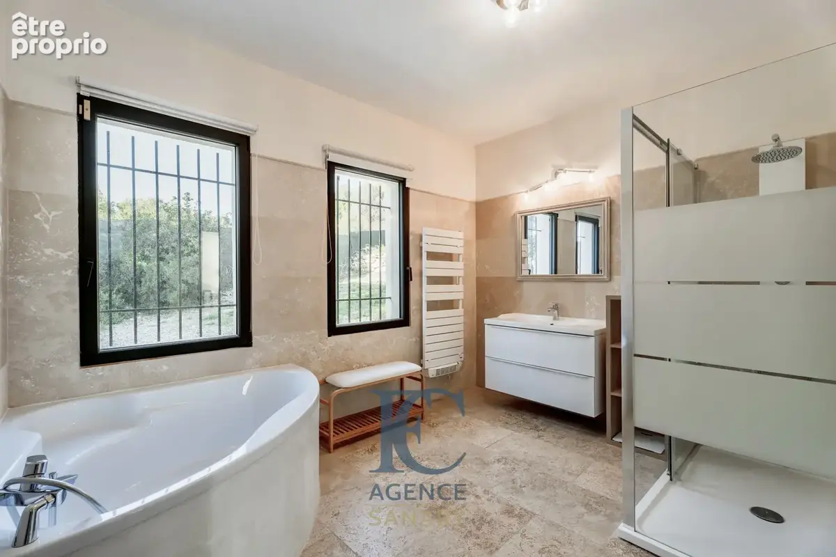 Propriété de 300 m2 avec magnifique vue mer - photo 9
