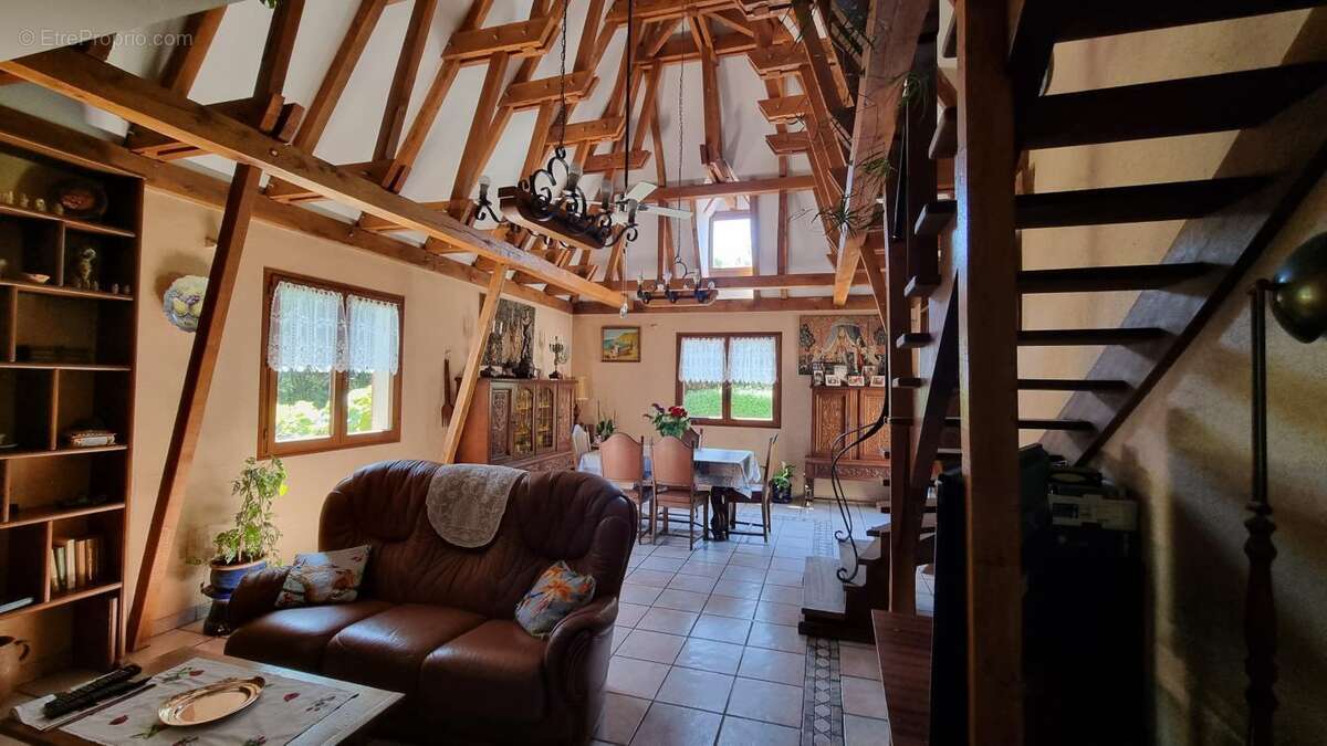 Maison à SAINT-PIERRE-DE-CHIGNAC